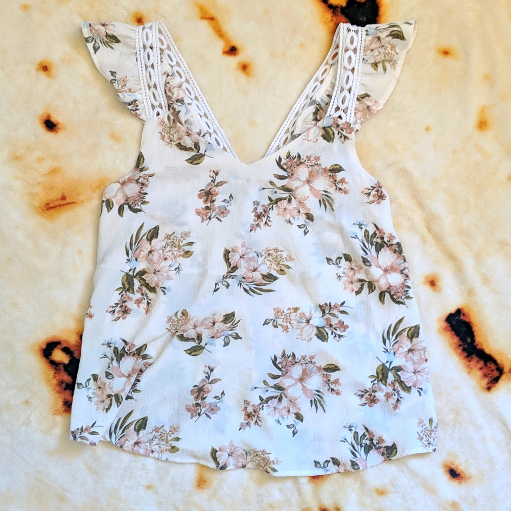 White floral top large (fits like medium), blu pepper